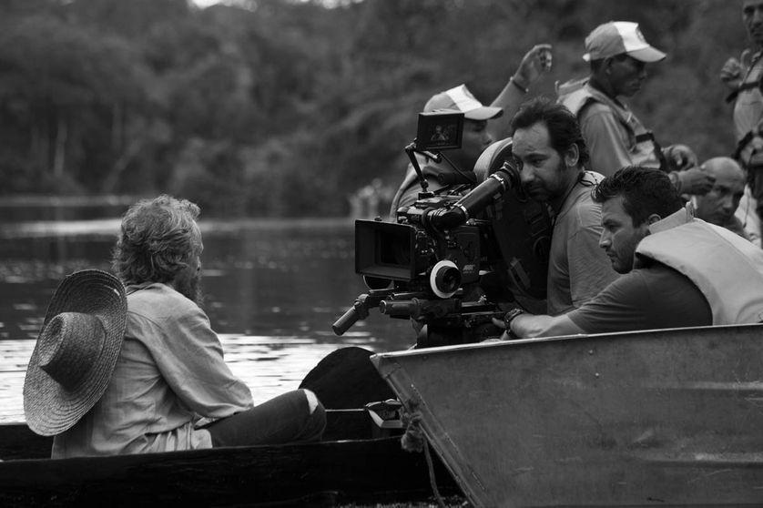 Le réalisateur Ciro Guerra, entouré de son équipe sur le tournage de l'Etreinte du Serpent en Colombie