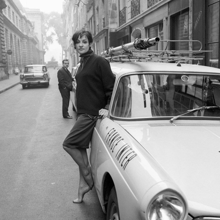 Barbara suivie par les journalistes de France Inter à l'occasion de son concert à Bobino le 16 septembre 1965