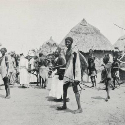 Anglaises visitant un village shillouk en 1906, photo extraite du livre de De Guerville, A. B. "New Egypt." E.P. Dutton & Company, New York, 1906.