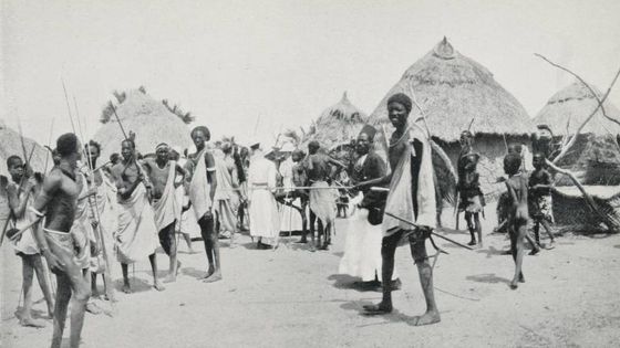 Anglaises visitant un village shillouk en 1906, photo extraite du livre de De Guerville, A. B. "New Egypt." E.P. Dutton & Company, New York, 1906. - wikicommons