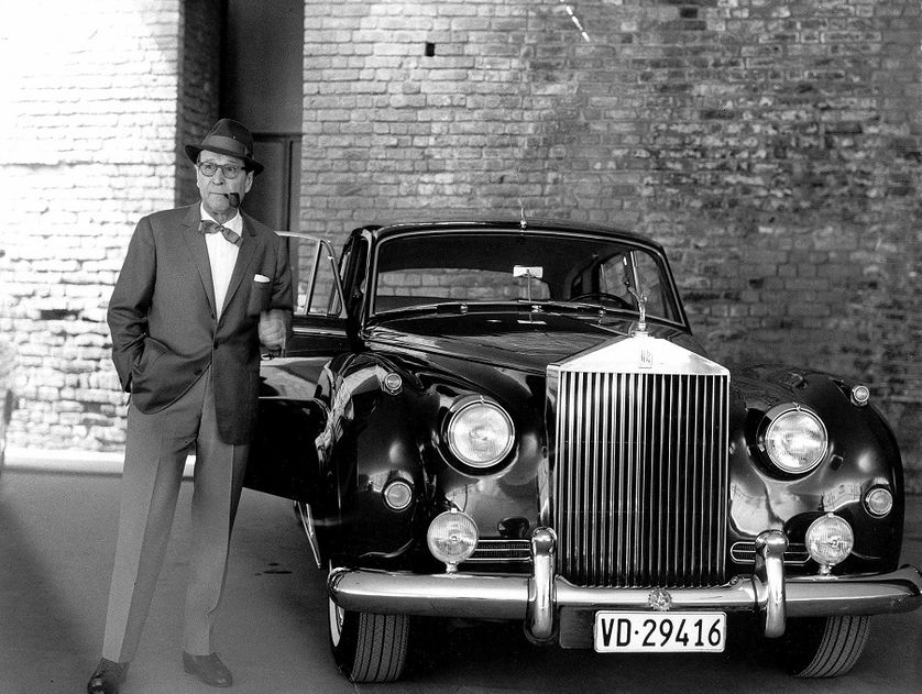 Portrait de l'écrivain Georges Simenon avec sa Rolls Royce en 1967.