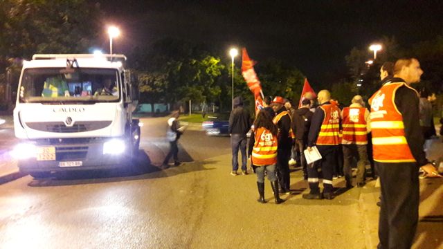 Les routiers ont mis en place un barrage au port de Gennevilliers, dans les Hauts-de-Seine, tôt ce lundi matin.