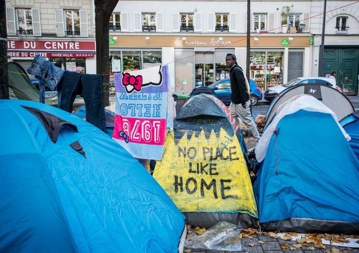 Campement de migrants et de réfugiés dans une rue de Paris fin 2016