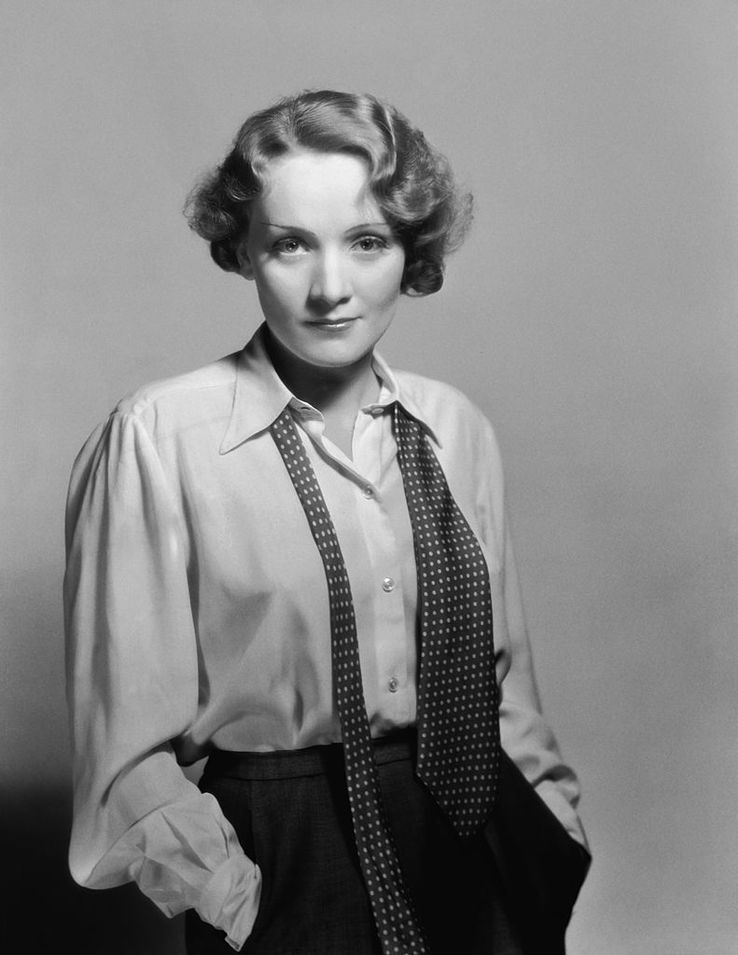 Marlene Dietrich portant chemise et cravate, en 1932