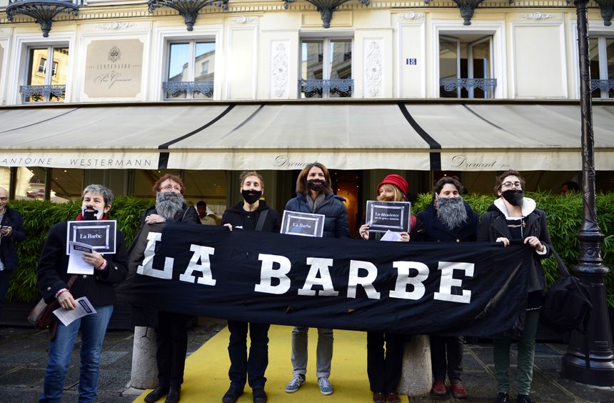 Le collectif féministe La Barbe lors d'une action en novembre 2013 devant le restaurant Drouant, où siégeait le jury du Goncourt, pour protester contre le manque de femmes dans les jurys et dans les listes de candidats