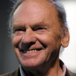 Jean-Louis Trintignant le 10 janvier 2001 au Théâtre Hébertot à Paris, lors du filage de la pièce "Comédie sur un quai de gare" de Samuel Benchetrit.