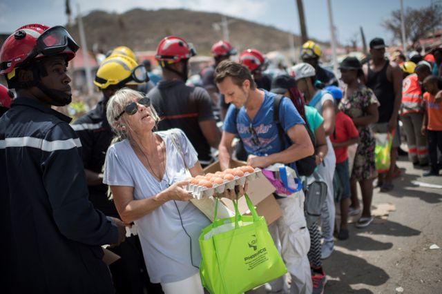 Distribution de vivres par les pompiers à Marigot