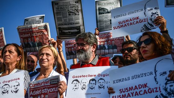 Des manifestants à Istanbul en faveur de la liberté de la presse ©AFP - OZAN KOSE