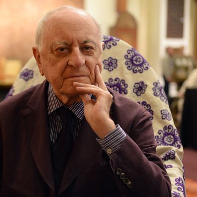 Pierre Bergé pose à côté de pièces de sa collection d'art mises en vente aux enchères à Marrakech le 30 octobre 2015.