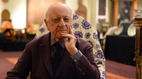 Pierre Bergé pose à côté de pièces de sa collection d'art mises en vente aux enchères à Marrakech le 30 octobre 2015. ©AFP - Fadel Senna