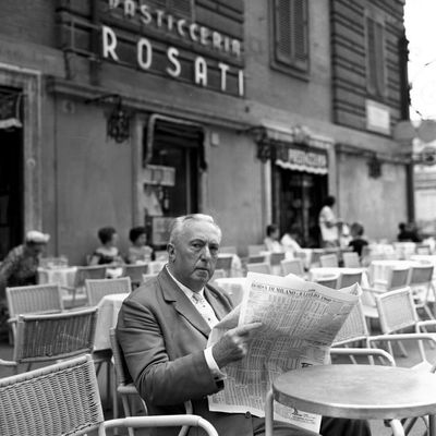 Rome 08/07/1960, l'ecrivain Carlo Emilio Gadda a la terrasse du caffe (cafe) Rosati