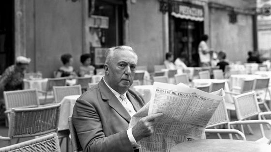 Rome 08/07/1960, l'ecrivain Carlo Emilio Gadda a la terrasse du caffe (cafe) Rosati ©AFP - ©Farabola/Leemage