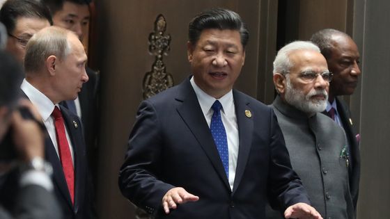 Le premier ministre indien Narendra Modi (à droite) représente son pays, désormais invité aux plus grands sommets internationaux, comme ce mois-ici en Chine ©AFP - WU HONG