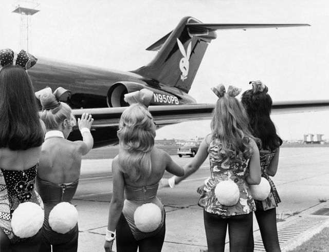 Les Bunnies saluent le jet Playboy - Londres, 1970
