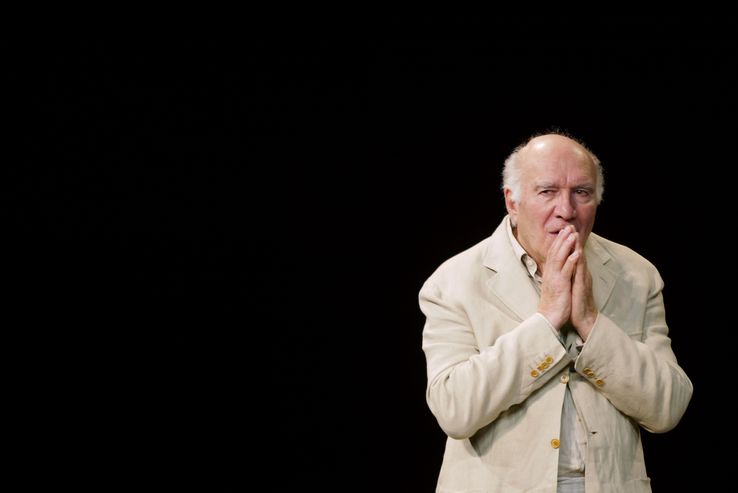 Michel Piccoli joue une scène de la pièce "Ta main dans la mienne" d'Anton Tchekhov, le 23 octobre 2003 au Théâtre des Bouffes du Nord, mise en scène par Peter Brook.
