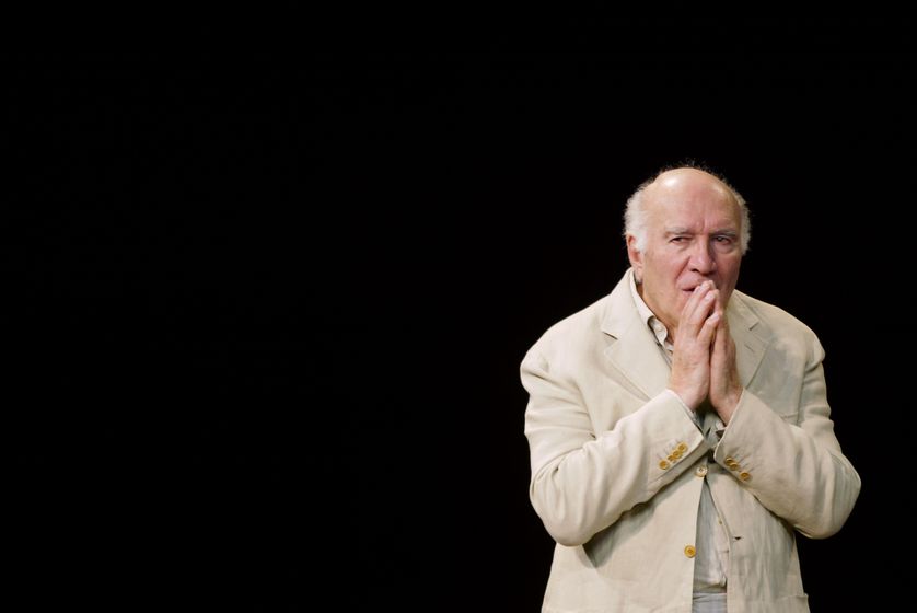 Michel Piccoli joue une scène de la pièce "Ta main dans la mienne" d'Anton Tchekhov, le 23 octobre 2003 au Théâtre des Bouffes du Nord, mise en scène par Peter Brook.