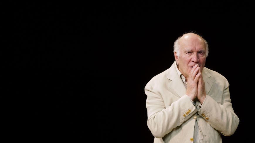 Michel Piccoli joue une scène de la pièce "Ta main dans la mienne" d'Anton Tchekhov, le 23 octobre 2003 au Théâtre des Bouffes du Nord, mise en scène par Peter Brook.
