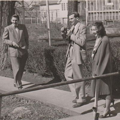 Flannery O'Connor (droite) avec Robie Macauley (gauche) et Arthur Koestler, en octobre 1947.