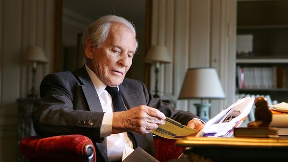 Jean d'Ormesson chez lui, à Paris, le 22 février 2006 ©AFP - OLIVIER LABAN-MATTEI