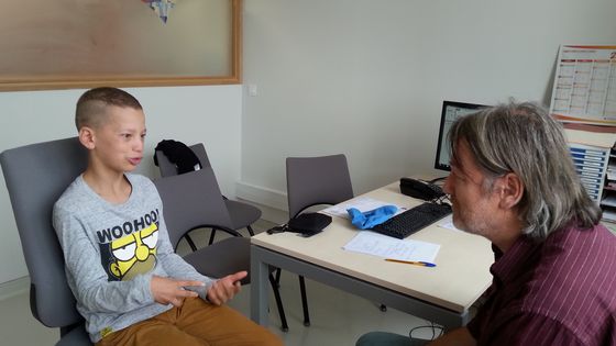 Une consultation à Gustave Roussy. Atteint d'une tumeur bénigne au cerveau, Fahim a bénéficié d'un médicament innovant. ©Radio France - T.Schlegel