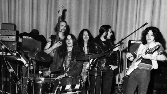 Can, groupe de rock expérimental allemand, de gauche à droite : Holger Czukay, Michael Karoli, Damo Suzuki, Irmidt Schmidt et Jaki Leibzeit, pendant la période «Tago Mago». ©Getty - Keystone / Employé
