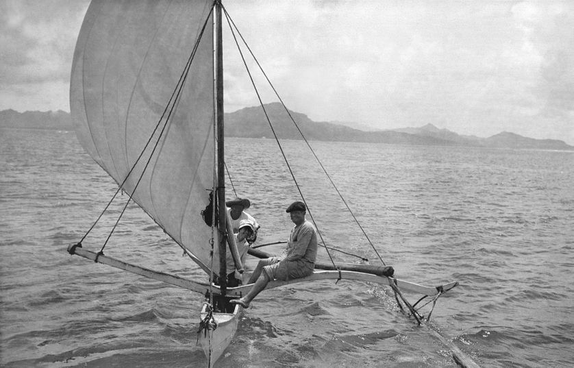 Jack et Charmian London sur la pirogue à voile d'un ami polynésien, île de Tahaa, Polynésie Française, 1908