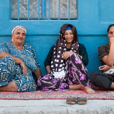Femmes Tsiganes assises dans une rue en Turquie