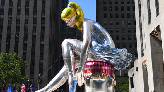 Grossière ballerine de Jeff Koons pour sa série "Seated Ballerina" au Rockefeller Center de New York ©AFP - TIMOTHY A. CLARY