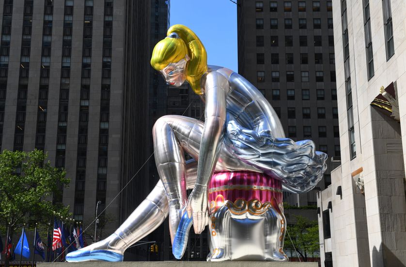 Grossière ballerine de Jeff Koons pour sa série "Seated Ballerina" au Rockefeller Center de New York