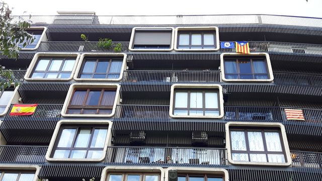 L'un des rares immeubles de Barcelone où cohabitent drapeaux catalans et espagnols.