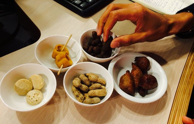 Gael Faye nous invite au voyage... culinaire 😋 Apéro africain par notre chef Alexandre Bellaola, arachides et beignets cœurs