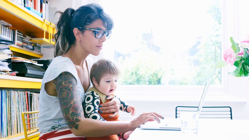 D'après l'étude de la DARES, la mère est le parent qui assure encore majoritairement la garde des enfants dans un couple actif.