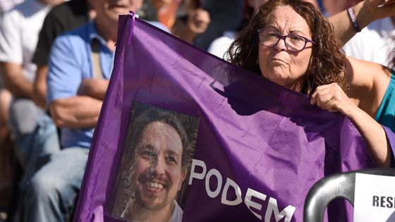 Drapeau représentant Pablo Iglesias, secrétaire général de Podemos ©AFP - JOSEP LAGO