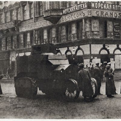 Révolution russe de 1917 : guerre civile dans les rues de Petrograd - les bolcheviques barrant une rue