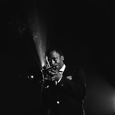 Miles Davis à la trompette enregistrant la musique du film "Ascenseur pour l'échafaud" de Louis Malle. Tournage pour "Cinépanorama"