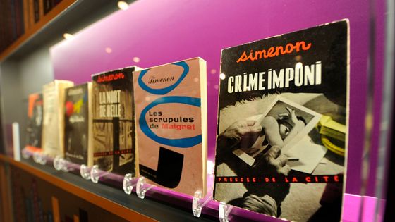 Couverture de roman de Georges Simenon, Musée des lettres et manuscrits à Bruxelles ©AFP - John Thys