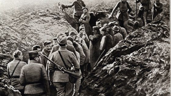 Premiere guerre mondiale : "les soldats francais emmenent les prisonniers allemands sur le Chemin des Dames", dans "Le miroir" Printemps 191 ©AFP - Lee/Leemage