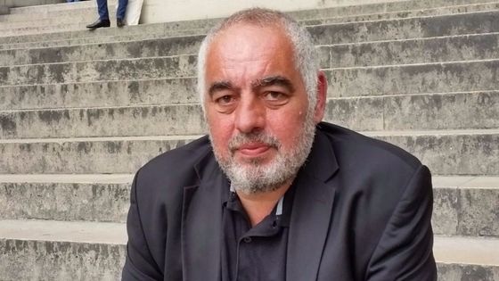 Philippe Jaenada, sur les marches du Palais de justice de Paris ©Radio France - Florence Sturm