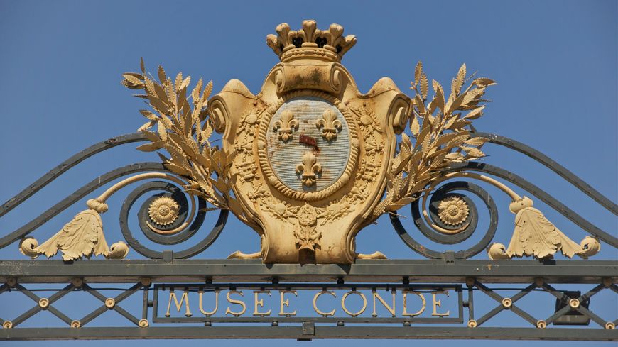 Les armoiries de la Maison de Bourbon-Condé, au dessus de la grille de l'entrée principale du Château de Chantilly, Oise, France