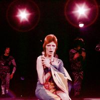 David Bowie lors des derniers concerts en Ziggy Stardust, au Marquee à Londres, octobre 1973