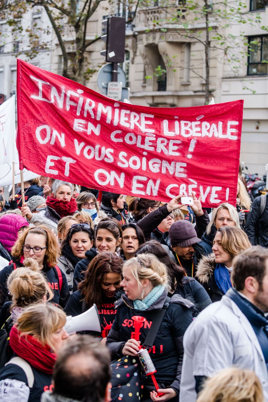 Infirmières, aides soignants et personnels hospitaliers manifestent à Paris, le 8 Novembre 2016.
