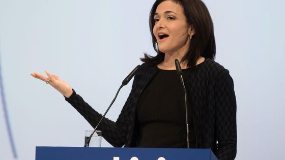 Sheryl Sandberg, Directrice des opérations (COO) de Facebook, à l'ouverture de l'Exposition internationale de l'automobile à Francfort-sur-le-Main, en Allemagne, le 14 septembre 2017. ©AFP - FRANK RUMPENHORST / DPA