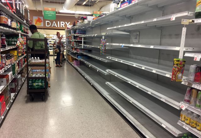 En Floride, les supermarchés dévalisés, à commencer par l'eau minérale