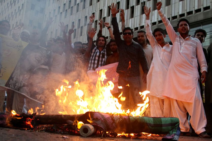 Des manifestants pakistanais brûlent une statue à l’effigie d’Aung San Suu Kyi pour protester contre les violences faites aux Rohingyas