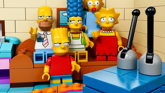 La famille Simpsons en Lego dans le salon de leur maison