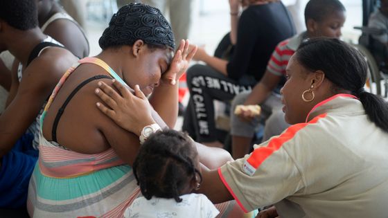 Arrivée à Pointe-à-Pitre le 9 septembre 2017 pour cette habitante de Saint-Martin tout juste évacuée après le passage de l'ouragan Irma ©AFP - HELENE VALENZUELA