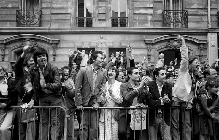 Des électeurs socialistes le soir de la victoire du 10 mai 1981, rue de Solférino
