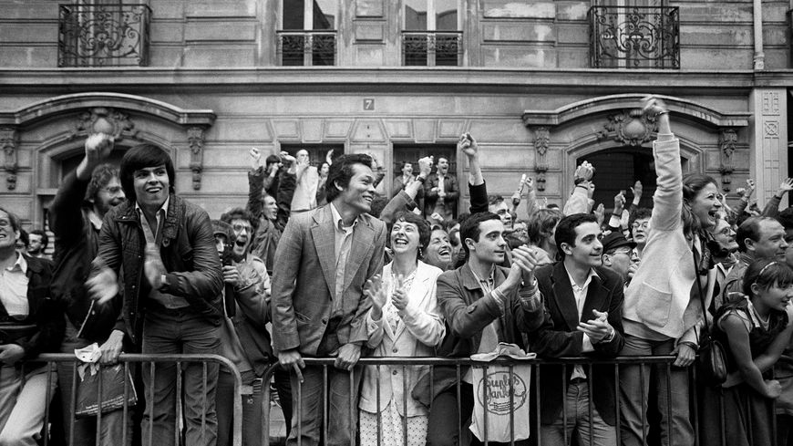Des électeurs socialistes le soir de la victoire du 10 mai 1981, rue de Solférino