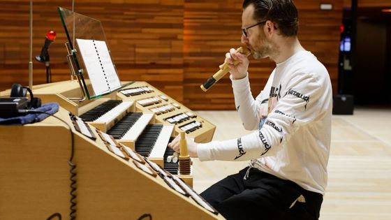 Hampus Lindwall au clavier de l'orgue du grand auditorium ©Radio France - Dimitri Scapolan