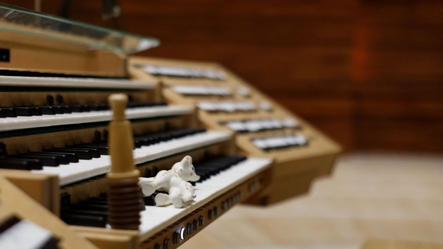 Le clavier de l'orgue avec les jouets de Noriko Baba